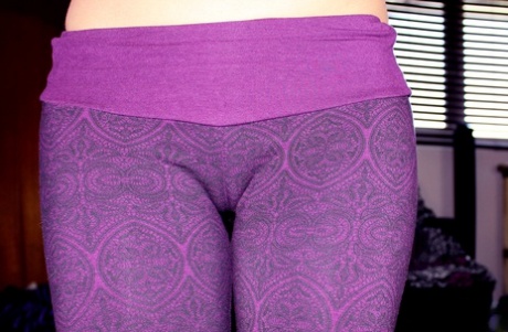 These yoga pants give me camel toe : r/girlsinyogapants