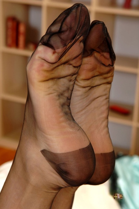 Stockinged Feet - Stockings Foot Fetish Porn Pics & Nude Pictures - AllPantyPics.com